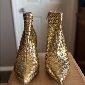 NWOT INC International Concepts Gold Textured Ankle Booties